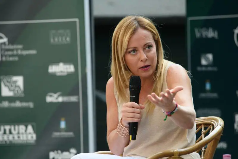 "Non sono fascista". E tende la mano agli imprenditori