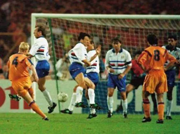 Koeman calcia la punizione decisiva 