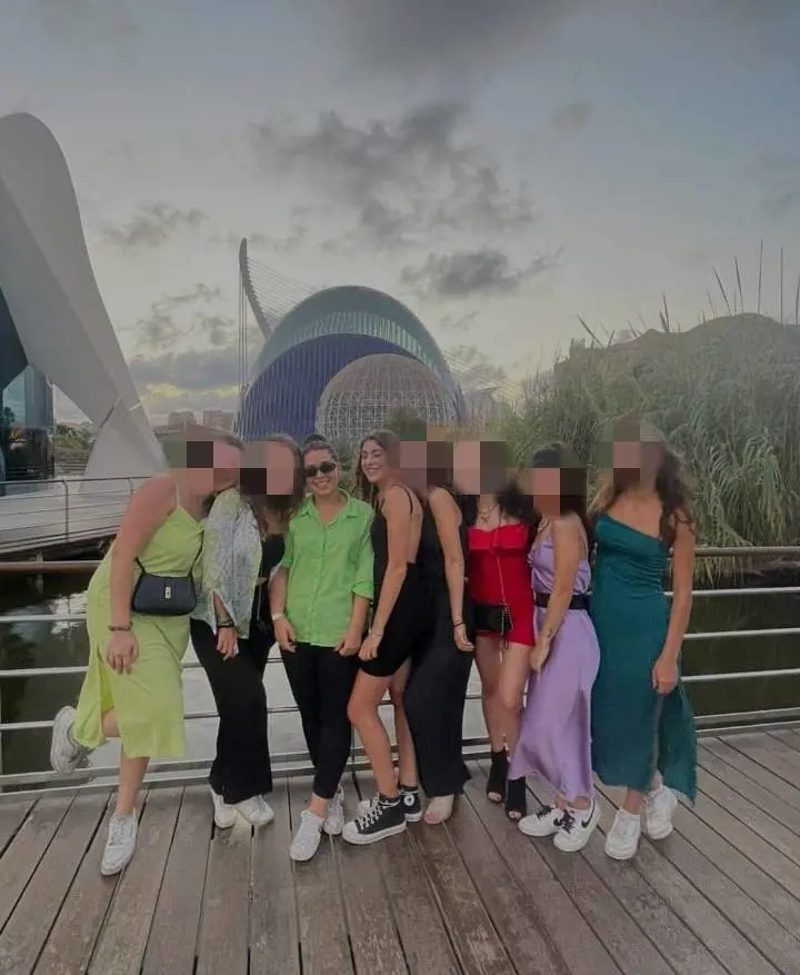 In foto Ambra Morelli, 22 anni, con le sue amiche