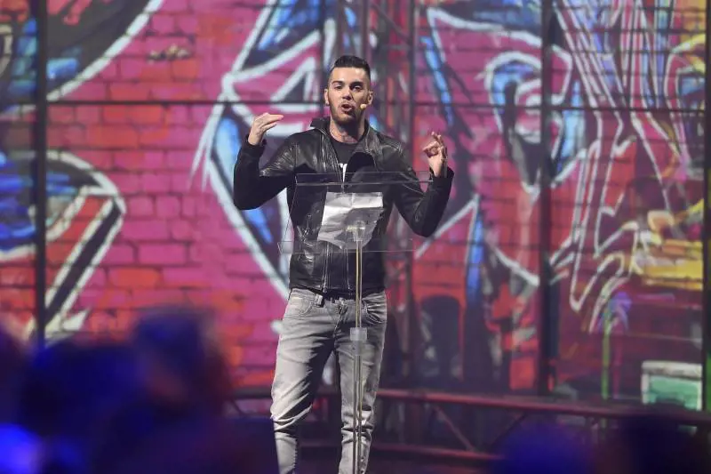 Riccione: il sindaco querela Emis Killa, Salvini lo difende
