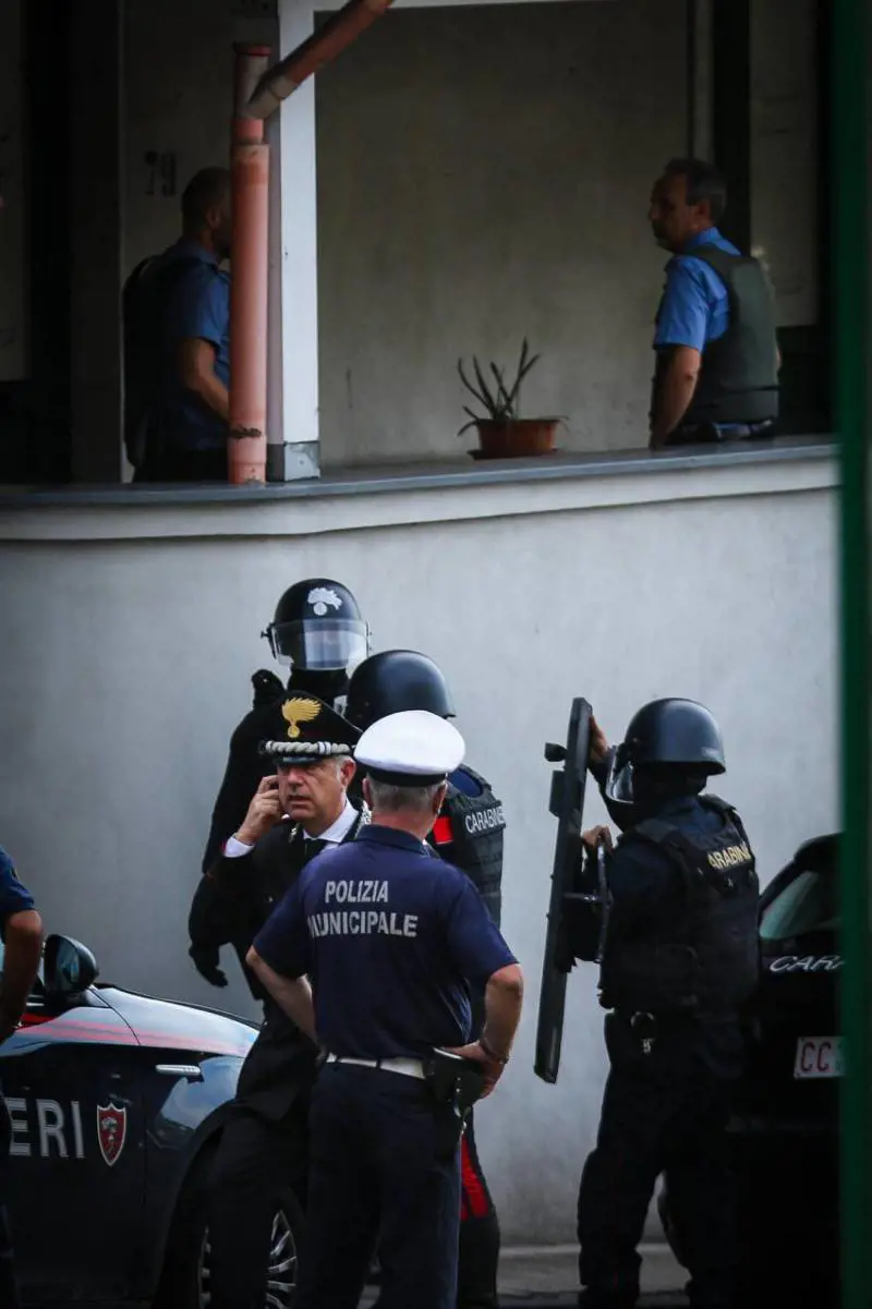 Ottantenne spara alla moglie e si barrica in casa. L'irruzione dei carabinieri dopo ore di trattative