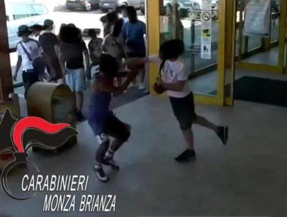 Uno sguardo di troppo: dopo calci e pugni, un 15enne viene accoltellato