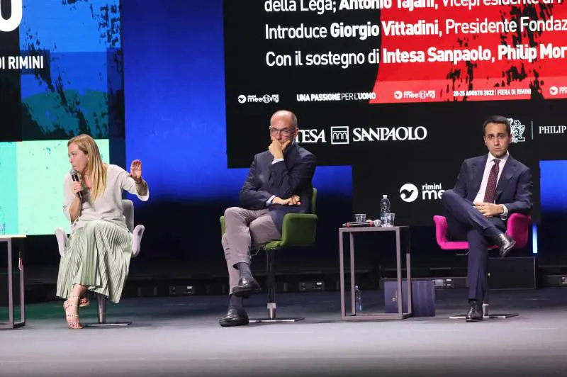 "L'obbligo scolastico...". E Letta raccoglie fischi a Rimini
