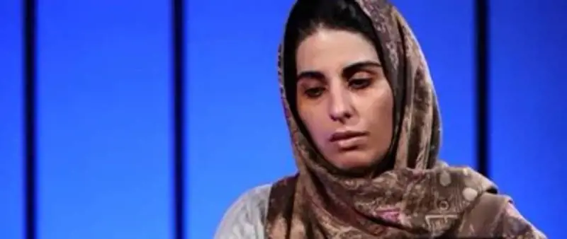 "Obbligo di velo, violata la legge". Scrittrice costretta a confessare in tv