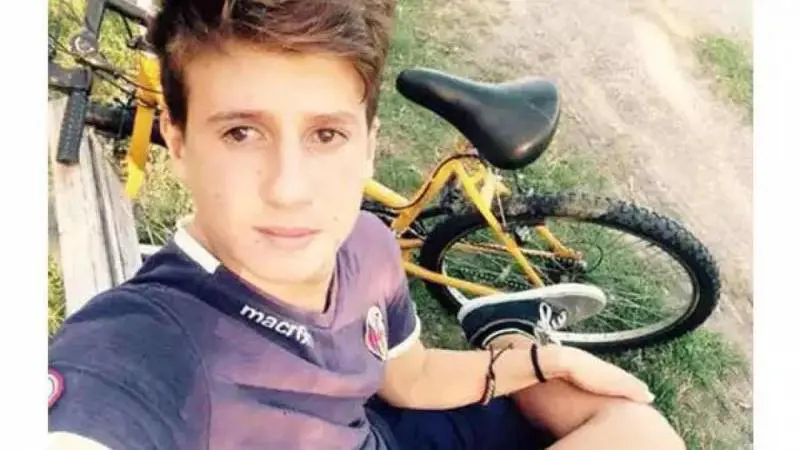 Davide pestato a sangue per una camicia sbagliata. "Scambiato per un altro"