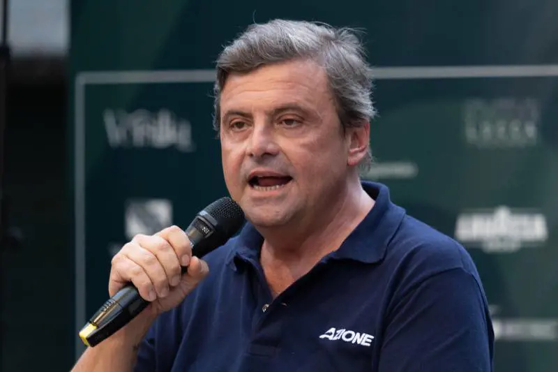 "Ne ho fumate tante...". La rivelazione di Calenda sulla cannabis