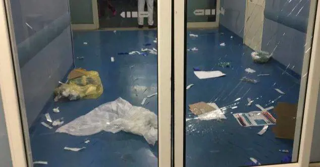 Aggredisce medici, infermieri e distrugge la sala d'attesa del pronto soccorso