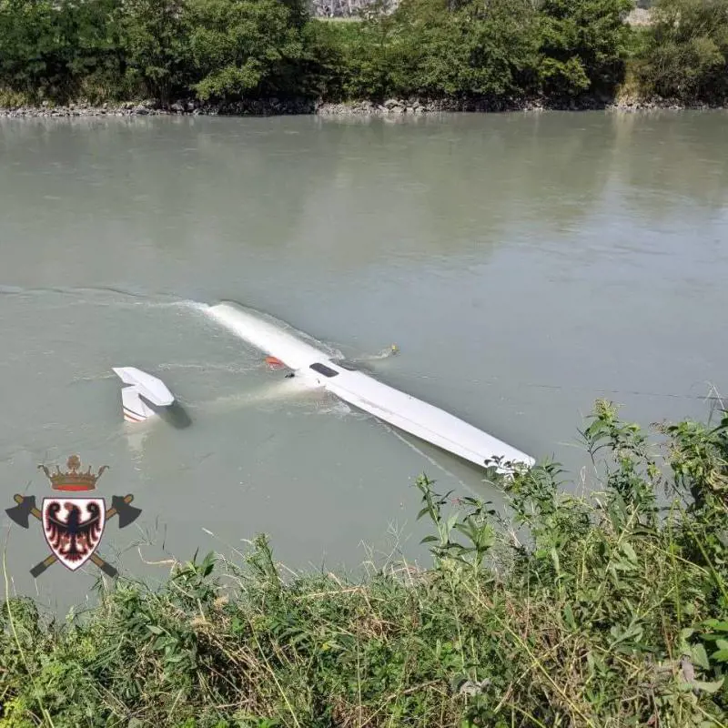 L'ultraleggero precipitato nell'Adige (Foto Federazione dei Corpi Vigili del Fuoco Volontari Provincia Autonoma di Trento)