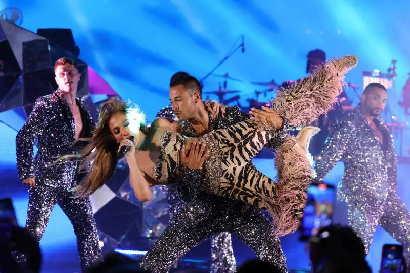 "Ha licenziato tutti i ballerini del segno della Vergine". La bomba su JLo: ecco perché