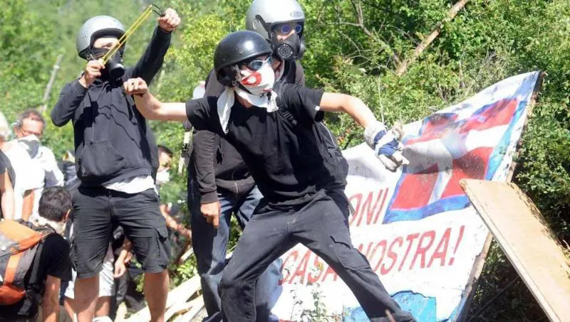 Assalto al cantiere e scontri. Tornano gli anarchici No Tav