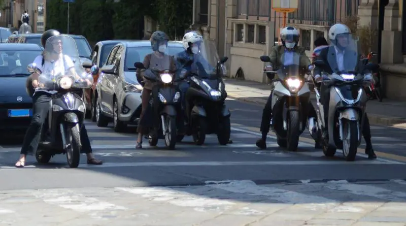 La nuova crociata della sinistra: dopo le auto, è guerra ai motorini