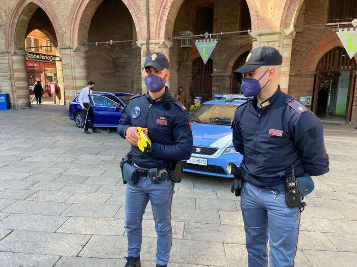Due poliziotti a Bologna