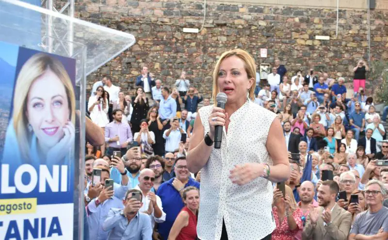 L'ultimo assalto alla Meloni: usano la sua foto pure in un docufilm sul fascismo