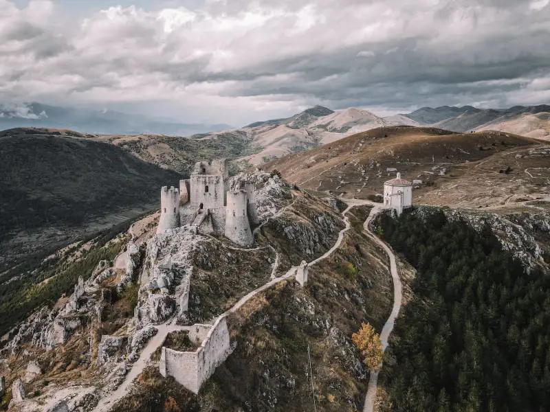 Rocca Calascio, storia e leggende del castello di Ladyhawke
