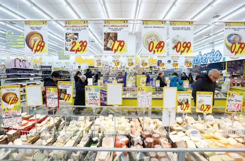 Effetto gas, inflazione record: mai così alta dal 1985. Per la spesa 600 euro in più
