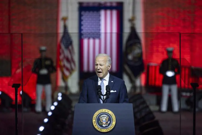 "Minaccia la democrazia", "È pazzo o soffre di demenza". Scontro Biden-Trump