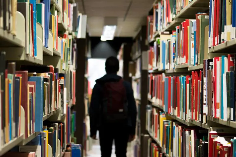 Libri proibiti e guerra per la scuola: cosa succede davvero negli Usa