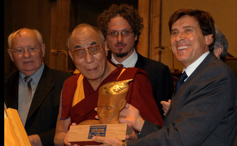 Partita del Cuore per il Tibet 2005, Dalai Lama e Gorbaciov con Gianni Morandi