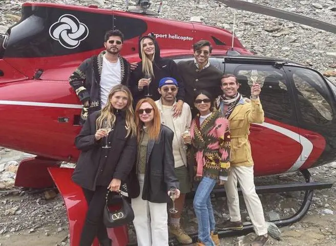 In elicottero sul ghiacciaio: così Chiara Ferragni predica bene ma razzola male