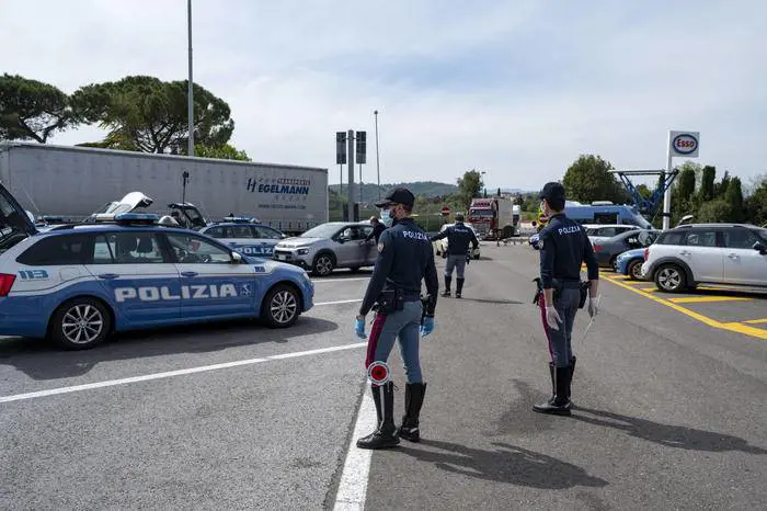 Una volante della polizia stradale (foto di repertorio)