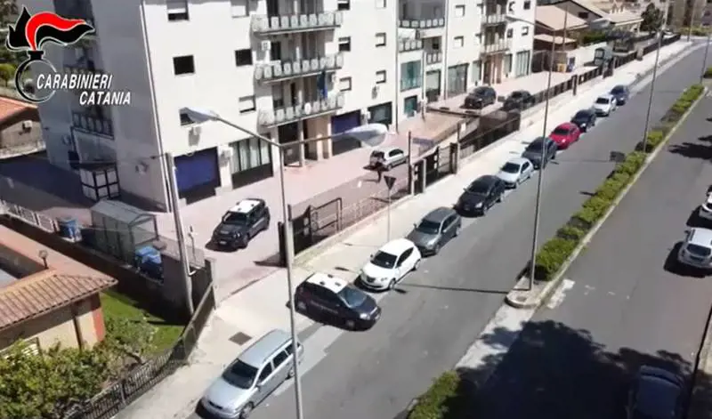 Sequestrano e seviziano un minore: l'orrore degli extracomunitari aguzzini