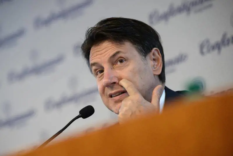 Reddito cittadinanza, Conte: "Volete guerra civile?". Renzi lo gela: "Irresponsabile"