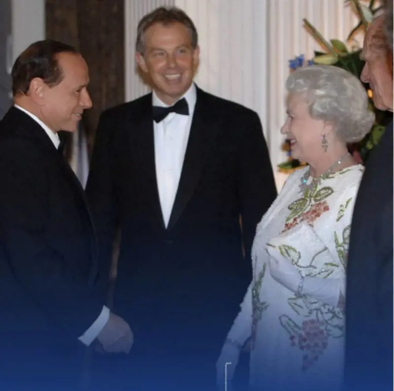 "Figura straordinaria della nostra era". Il saluto di Berlusconi alla regina Elisabetta 