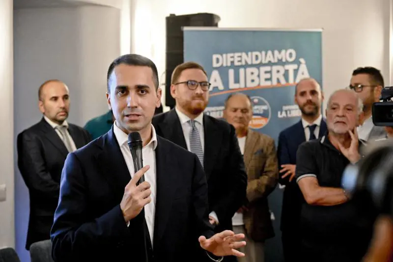 "Assassino", "Vattene a casa". Di Maio contestato anche a Napoli