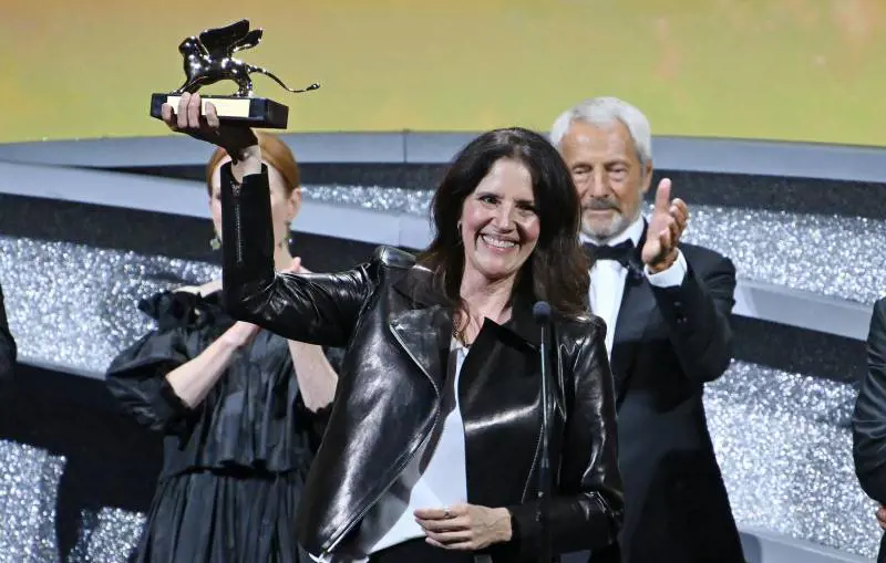 A Venezia vince il documentario sulle morti da overdose: stravolti i pronostici