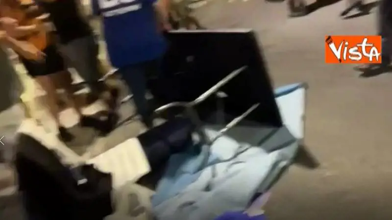 Il blitz choc degli antagonisti: in 50 picchiano i militanti della Lega