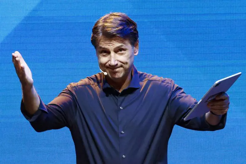 Tutte le piroette di Conte sulle alleanze: cosa non fa per un pugno di voti