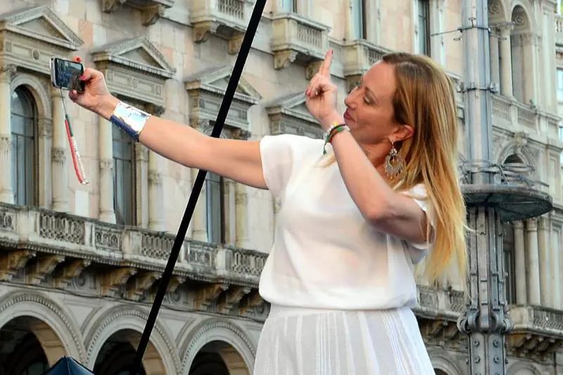 Meloni in piazza attacca la sinistra aggressiva: "Senza di me non ha argomenti"