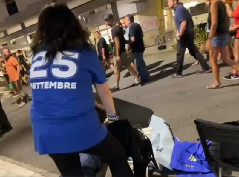 Agguati, minacce e raid ai banchetti di centrodestra. Torna la violenza ma il Pd tace