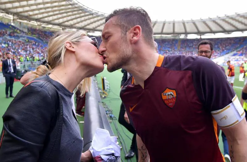 "Totti si è dato molto da fare...". Cosa c'è dietro le parole di Ilary Blasi
