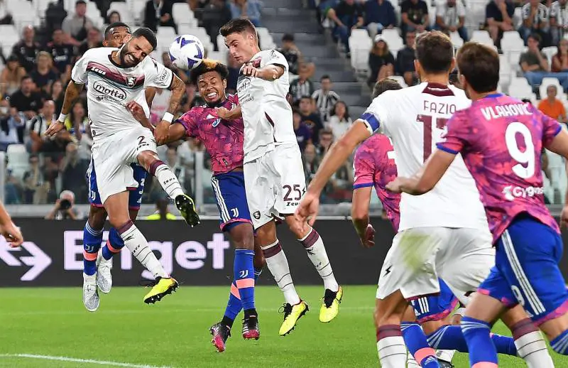 "Var senza immagini". Figuraccia degli arbitri che fanno lo scaricabarile