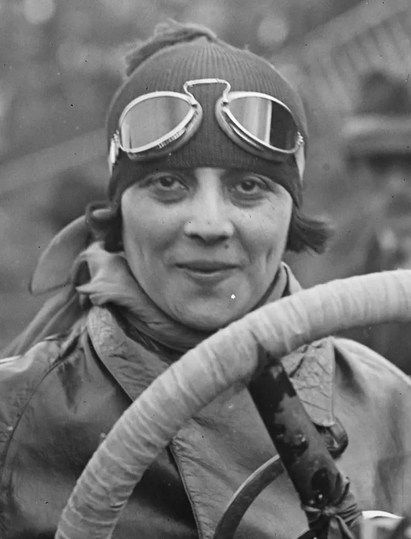 La vita a cento all'ora della "baronessa" delle auto