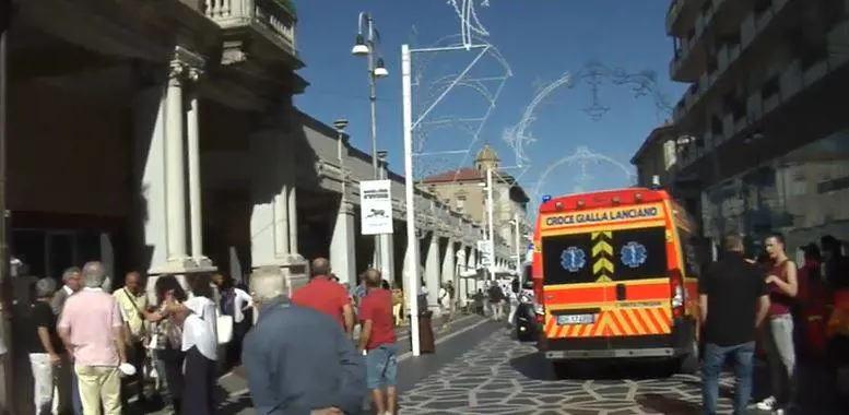 A folle velocità nella zona pedonale: investe i pedoni e fugge