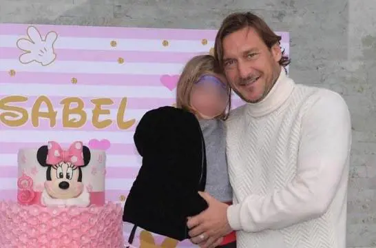 "A casa di Noemi con la figlia fino all'1 di notte": bufera su Totti