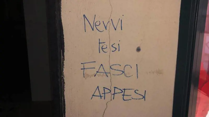“Nervi tesi, fasci appesi”. Ancora minacce e insulti contro Fdi