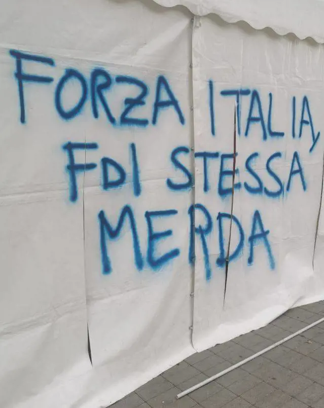 "Merde...". Vandalizzato il gazebo di Forza Italia a Milano