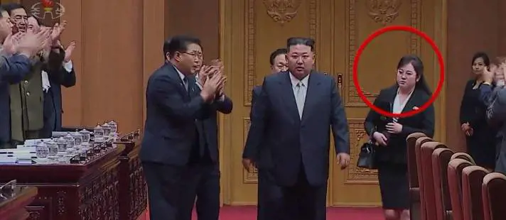 Mistero sulla nuova assistente di Kim: chi è la donna "con il borsone"