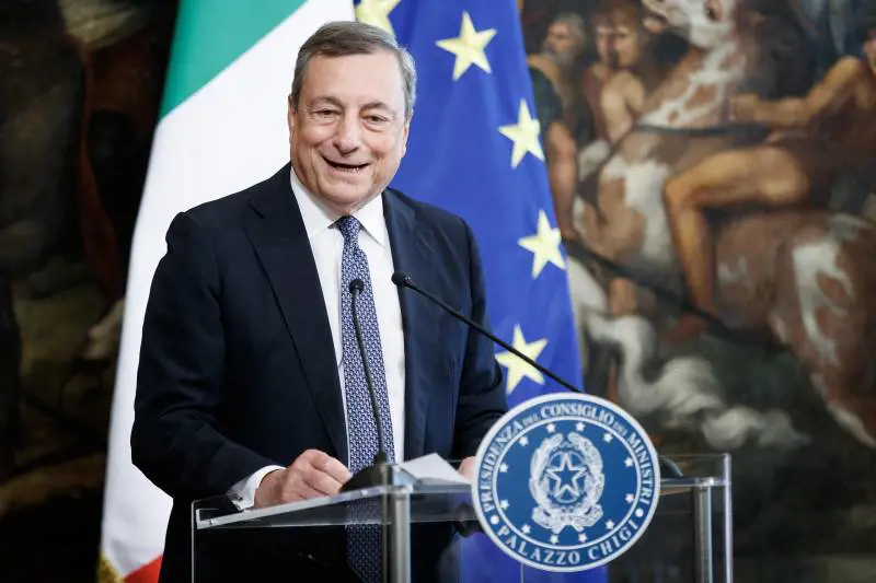 Aiuti Ter, arrivano 14 miliardi. Sui balneari lite Draghi-Lega. E il governo (finito) va in crisi
