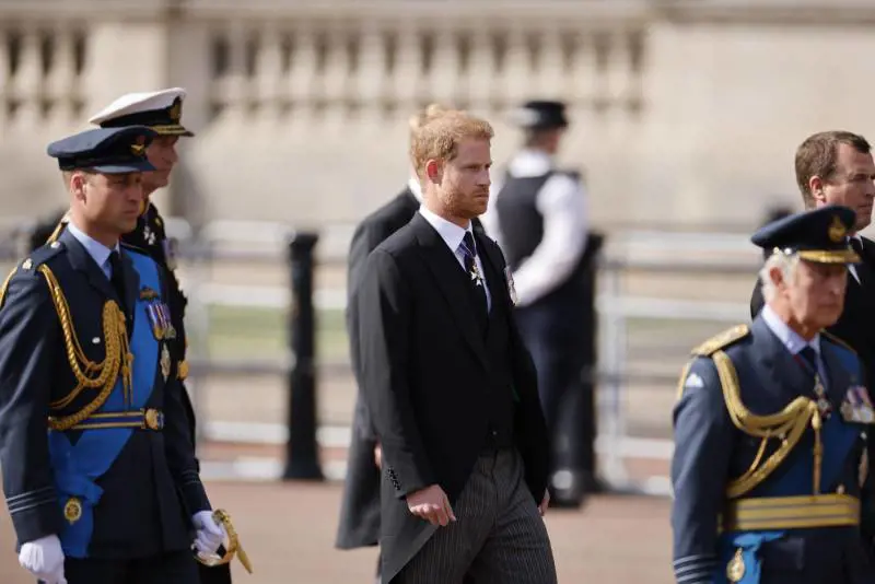 “Su richiesta del re” Harry indosserà la divisa per onorare la Regina