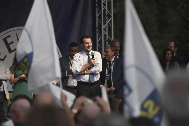 "Cantala tu...". Salvini gela così la Iena