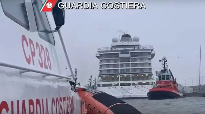 La burrasca, le raffiche di vento e gli ormeggi rotti: l'incubo sulla nave da crociera