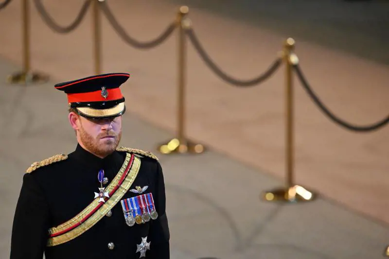 Harry senza le iniziali della regina sulla divisa, ancora tensioni in famiglia