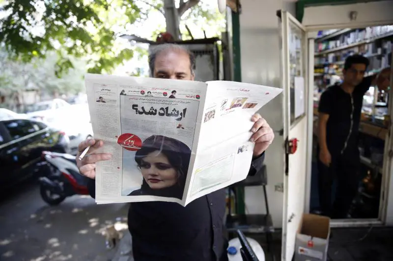 Morte di Mahsa: in Iran decine di cortei. Le donne bruciano l'hijab
