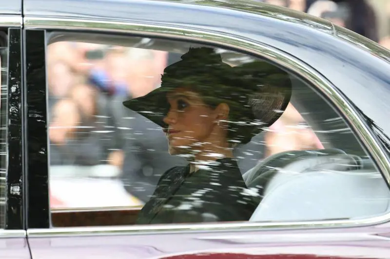 Kate con le perle, Meghan criticata senza la veletta