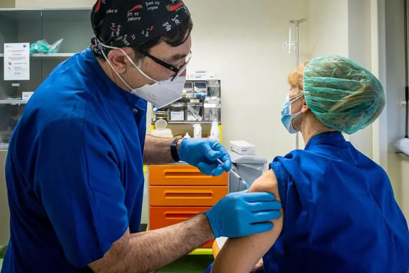 Covid, Consulta "salva" l’obbligo vaccinale: cosa succede adesso