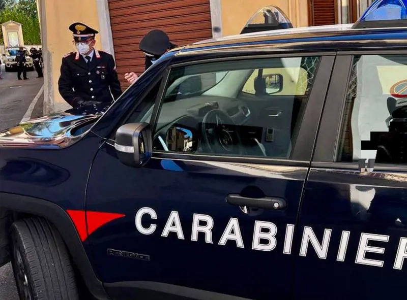 Affigge manifesto funebre fuori casa della sua ex: arrestato 49enne di Torre del Greco